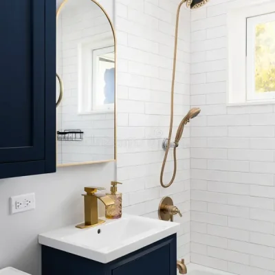cuarto-de-baño-con-grifería-azul-dorada-y-ducha-azulejos-en-el-metro-un-grifos-oro-azules-lavabo-blanco-inmaculado-claro-una-377582106